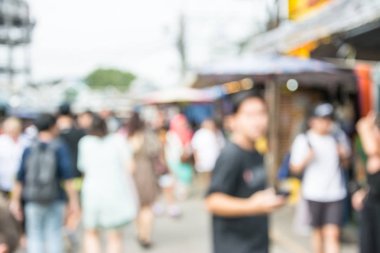 İnsanlar markette bulanık görüntü