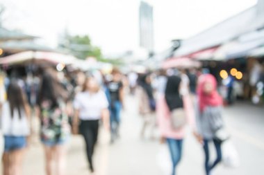 İnsanlar markette bulanık görüntü