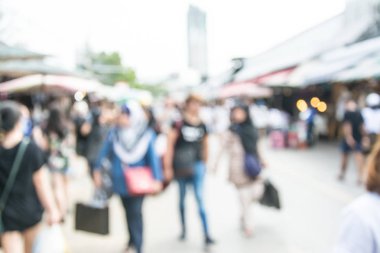 İnsanlar markette bulanık görüntü