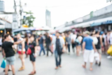 İnsanlar markette bulanık görüntü