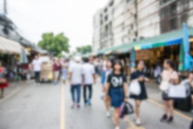 İnsanlar markette bulanık görüntü