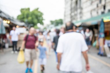 İnsanlar markette bulanık görüntü