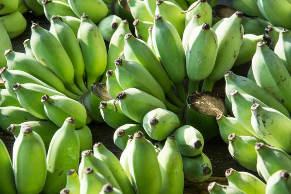 Fondo de plátanos verdes, fruta tailandesa —  Fotos de Stock