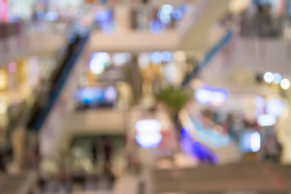 Imagem turva de pessoas andando no shopping — Fotografia de Stock