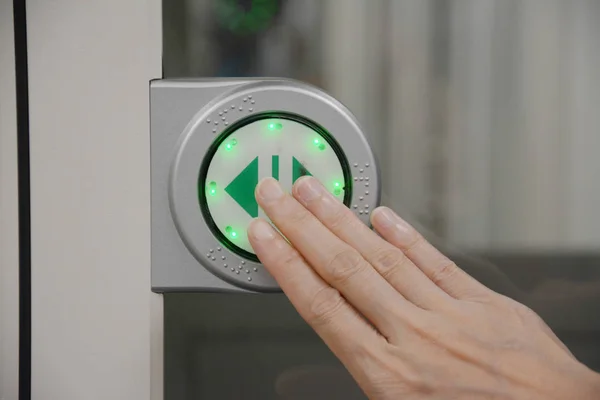 Écran tactile Icône pour ouvrir la porte — Photo