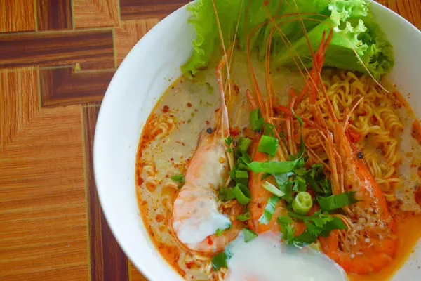 Fideos Tom Yam Kung, fideos Tom Yam Kung — Foto de Stock