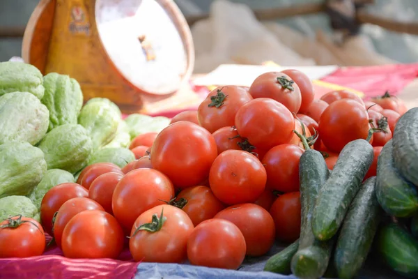 Rode tomaten op de markt — Stockfoto