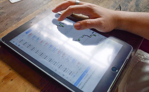Tableta digital de mano con gráfico de análisis — Foto de Stock