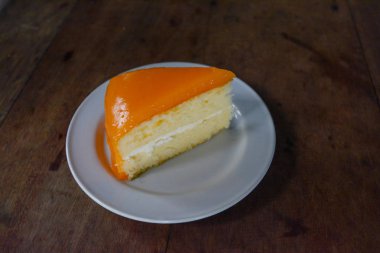 Ahşap arka plan üzerinde turuncu kek