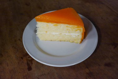 Ahşap arka plan üzerinde turuncu kek