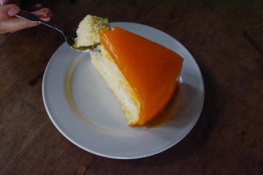 Ahşap arka plan üzerinde turuncu kek