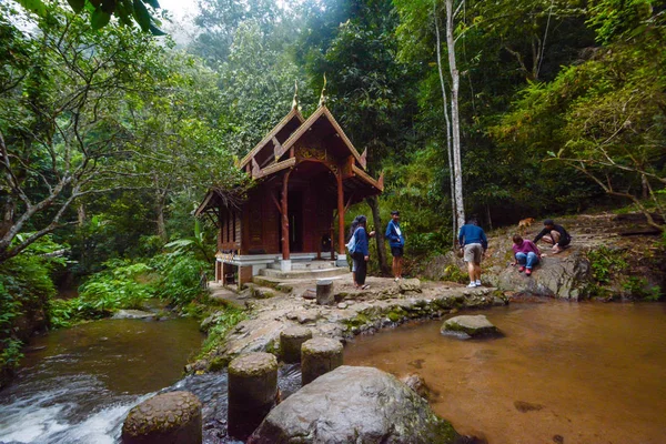 Chiangmai, thailand - 16.12.2016: kleine Holzkirche am kantrapruksa-Tempel in mae kampong, umgeben von Wasserfall und Dschungel im maekampong-Dorf chiang mai, thailand — Stockfoto