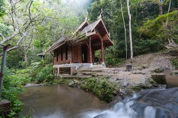 Kleine Holzkirche am Kantrapruksa-Tempel in mae kampong, umgeben von Wasserfall und Dschungel im maekampong-Dorf chiang mai, Thailand — Stockfoto