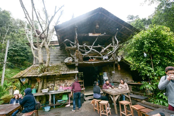 Chiangmai, Thailand - December 17,2016: turisten har frukost i Ban Maekampong liten by, Chiangmai, Thailand — Stockfoto