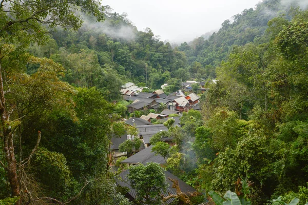 Mae Kampong wieś z opadami deszczu i mgły, małej wiosce w górach, Chiang Mai, Tajlandia — Zdjęcie stockowe