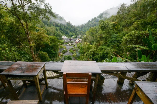Mae Kampong wieś z opadami deszczu i mgły, małej wiosce w górach, Chiang Mai, Tajlandia — Zdjęcie stockowe