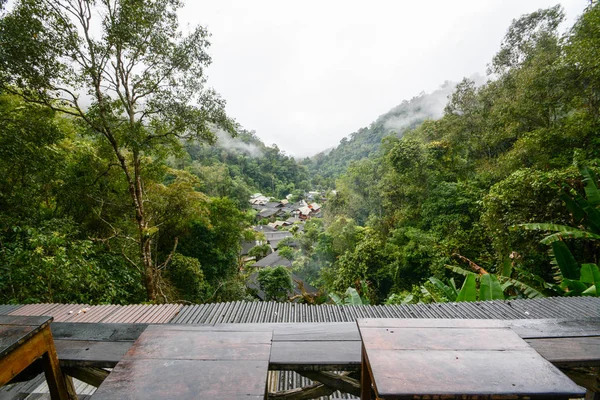 Mae Kampong Village com chuva e nevoeiro, pequena aldeia na montanha, Chiang Mai, Tailândia — Fotografia de Stock