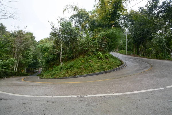 Una curva de horquilla en la carretera en las montañas de Tailandia —  Fotos de Stock
