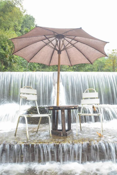 Asientos en cascada, tiempo de relax en la cascada Mae Kampong en Chiang Mai, Tailandia — Foto de Stock