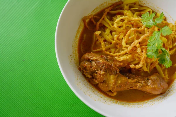 Zuppa di tagliatelle al curry (Khao soi) con pollo, tradizionale del cibo tailandese settentrionale . — Foto Stock