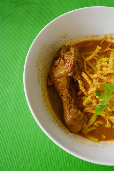 Zuppa di tagliatelle al curry (Khao soi) con pollo, tradizionale del cibo tailandese settentrionale . — Foto Stock