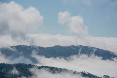 sis ve bulut dağ, Kew Mae Pan, Doi Inthanon Milli Parkı, Tayland.
