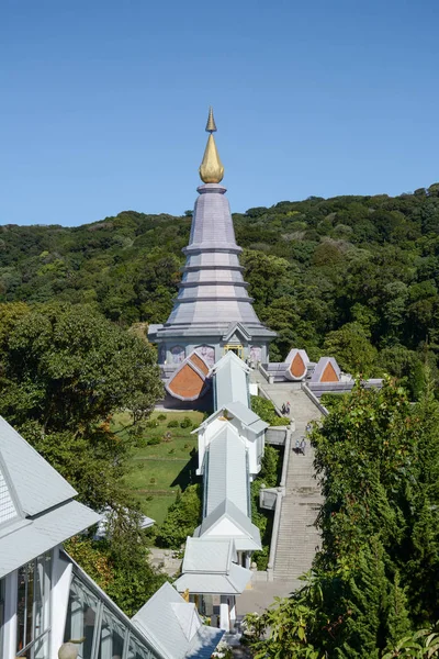 Pagoda sulla montagna (Noppa methanidon-nop pha phon phum siri stupa), Doi Inthanon National Park, Thailandia. — Foto Stock