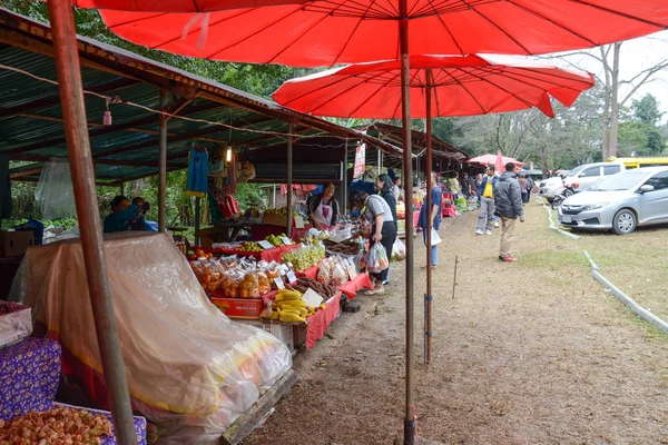 Chaing Mai, Tailândia-18 de dezembro de 2016: Os nativos vendem seus produtos no mercado local em Doi Inthanon, Chiang Mai, Tailândia  . — Fotografia de Stock