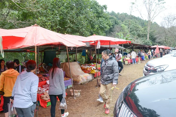 Chaing Mai, Thailand-18 December, 2016: ursprungsbefolkningen sälja sina produkter på den lokala marknaden på Doi Inthanon, Chiang Mai, Thailand . — Stockfoto