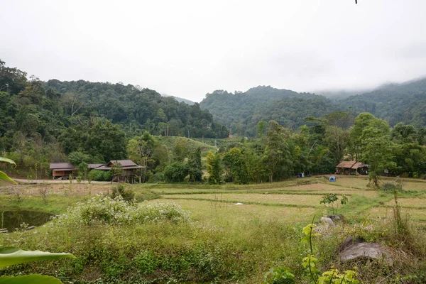 Vesnice s rýžové terasy pole v Mae Klang Luang, Mae Chaem, Chiang Mai, Thajsko — Stock fotografie