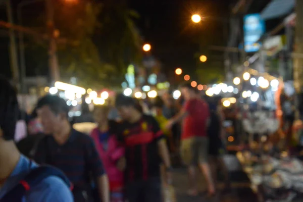 Imagen borrosa de personas caminando en el mercado por la noche —  Fotos de Stock