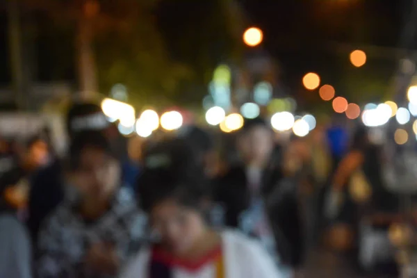Image floue de personnes marchant dans le marché la nuit — Photo
