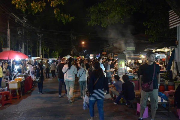 CHIANG MAI, TAILANDIA - 18 DE DICIEMBRE DE 2016: La gente camina en el mercado, famosa calle de paseo dominical en Chiang Mai, Tailandia. El mercado está abierto todos los domingos desde las 4pm hasta la medianoche . —  Fotos de Stock