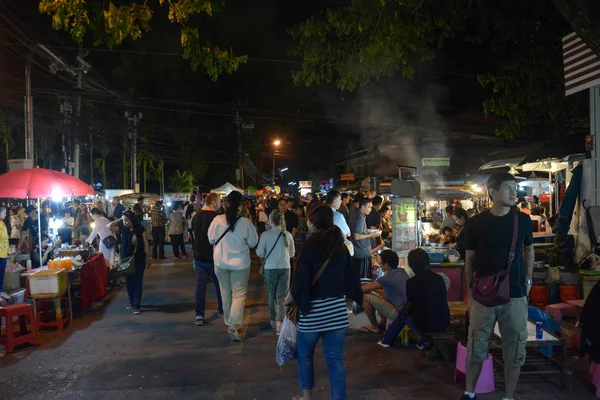 Chiang Mai, Thailand - December 18,2016: människor vandrar i th marknaden, berömda Sunday walking street i Chiang Mai, Thailand. Marknaden är öppen varje söndag från 4 pm tills midnatt. — Stockfoto