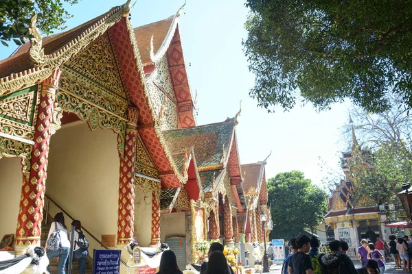 Chiangmai - prosinec 19,2016: turisté na Wat Phra že Doi Suthep chrám v Chiang Mai, Thajsko — Stock fotografie