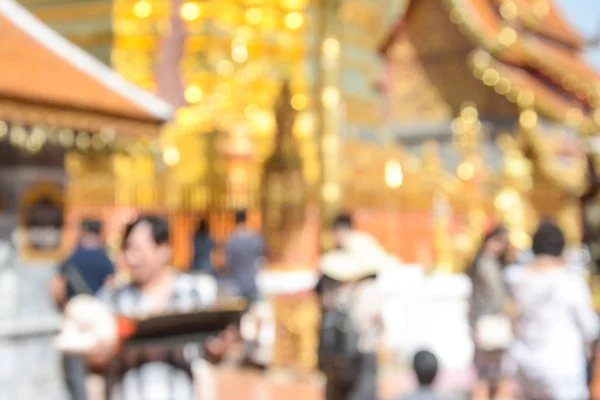 Movimiento borroso de personas caminando alrededor del templo, Chiang Mai Tailandia — Foto de Stock