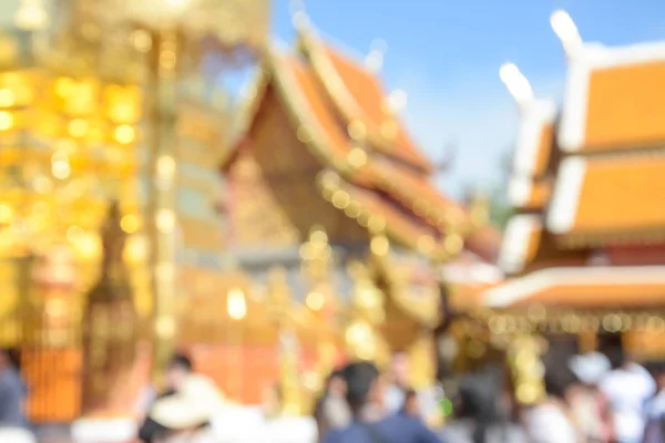Rozmazaný pohyb lidí, kteří jdou kolem chrámu, Chiang Mai, Thajsko — Stock fotografie