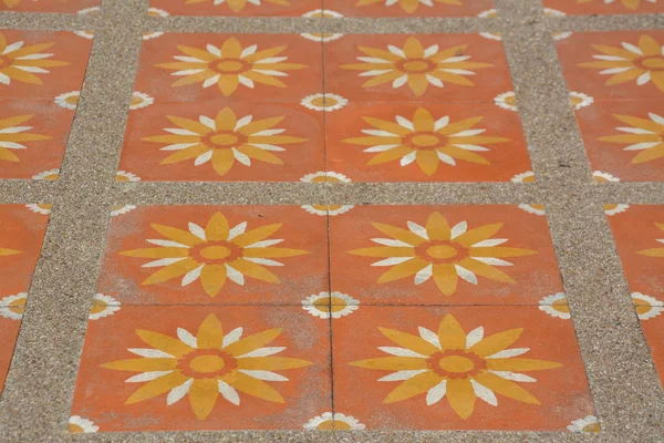 Bodenmuster für den Außenbereich, orange Blume — Stockfoto