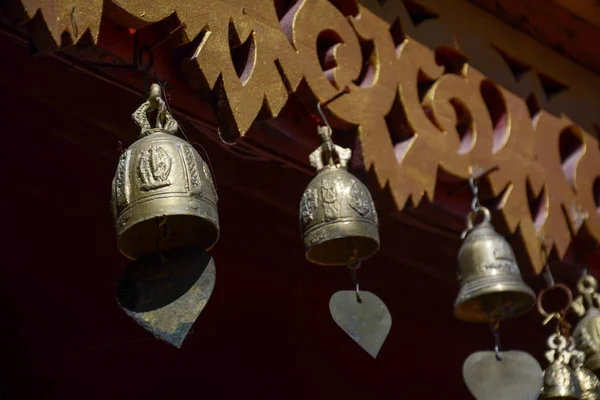 在殿里，泰国的许多挂铃铛 — 图库照片