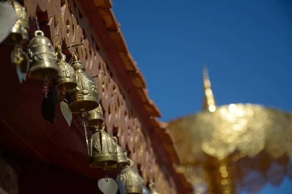 Wiele dzwony wiszące w świątyni, Tajlandia — Zdjęcie stockowe