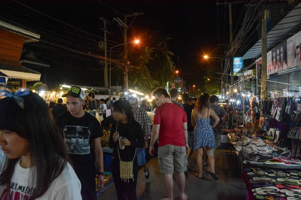 Chiang Mai, Thajsko - Prosinec 18,2016: lidé chodí v th trhu, slavný Sunday walking street v Chiang Mai, Thajsko. Trh je otevřen každou neděli od 16 hodin až do půlnoci. Stock Obrázky