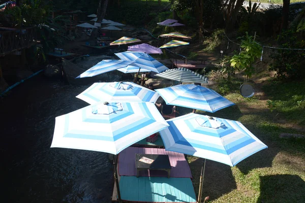 Sonnenschirmdach Restaurant in der Nähe des Flusses — Stockfoto