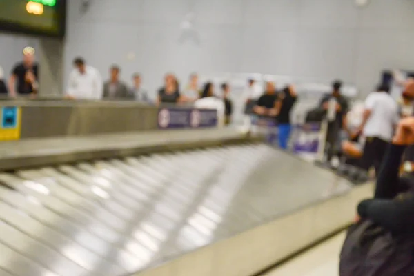 Imagem turva do carrossel de bagagem na reivindicação de bagagem no aeroporto — Fotografia de Stock