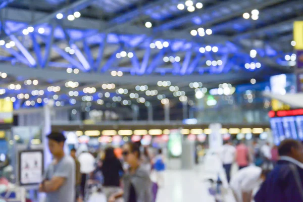 Immagine astratta sfocata delle persone che camminano in aeroporto — Foto Stock