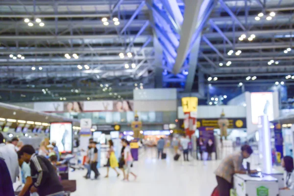 Абстрактне розмите зображення людей, які ходять в аеропорту — стокове фото