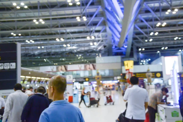 Immagine astratta sfocata delle persone che camminano in aeroporto — Foto Stock