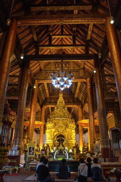 CHIANGMAI, TAILANDIA - DIC 18,2016: Wat Phra Que Sri Chom Thong Worawihan templo situado en Chiang Mai, Tailandia — Foto de Stock