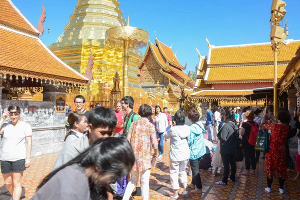 Chiangmai - December 19,2016: toeristen bij Wat Phra dat Doi Suthep Tempel in Chiang Mai, Thailand — Stockfoto