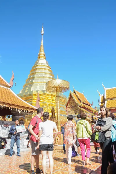 Chiangmai - December 19,2016: toeristen bij Wat Phra dat Doi Suthep Tempel in Chiang Mai, Thailand — Stockfoto
