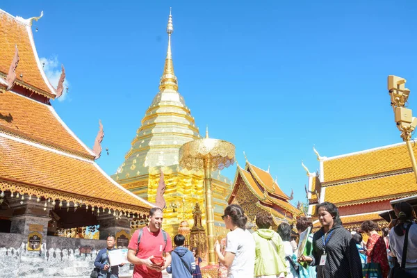 CHIANGMAI - 19 DICEMBRE 2016: turisti al Wat Phra That Doi Suthep Temple di Chiang Mai, Thailandia — Foto Stock